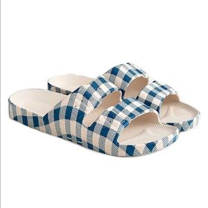 NEVER WORN Freedom Moses sandals